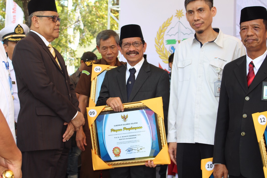 Gambar REKTOR UIN ALAUDDIN MENERIMA PENGHARGAAN  DARI GUBERNUR PROV SULSEL DALAM RANGKA HARDIKNAS